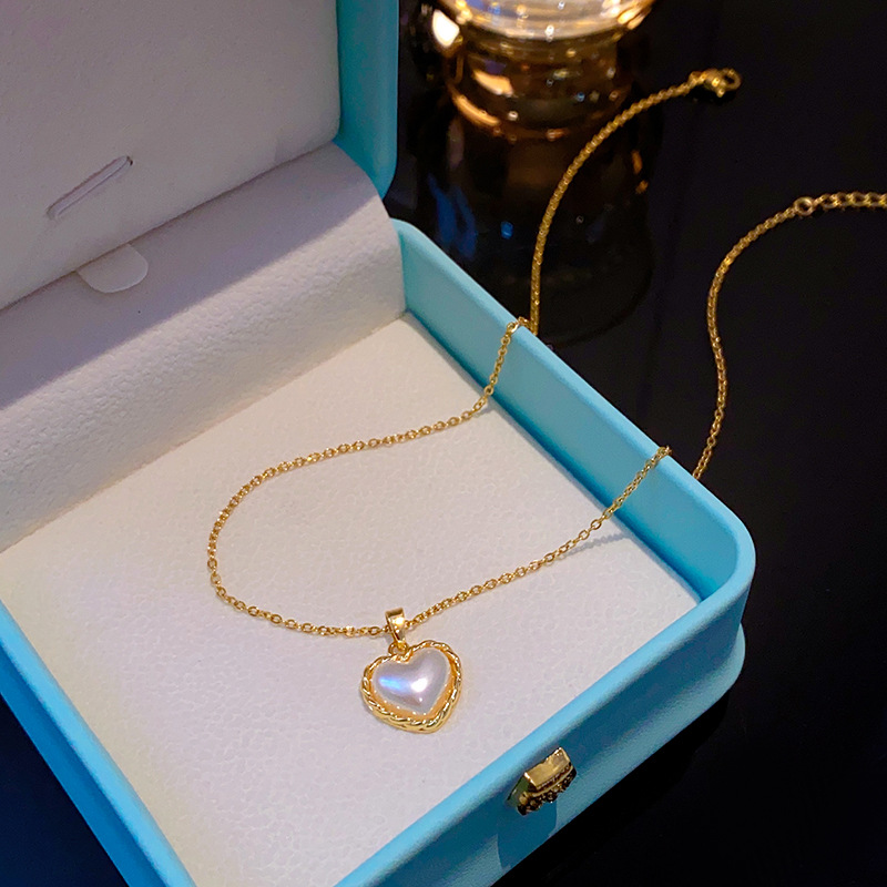 Korean pearl heart-shaped necklace, a unique and elegant lace light luxury collarbone chain, a versatile titanium steel accessory for Internet celebrities, wholesale full figure
