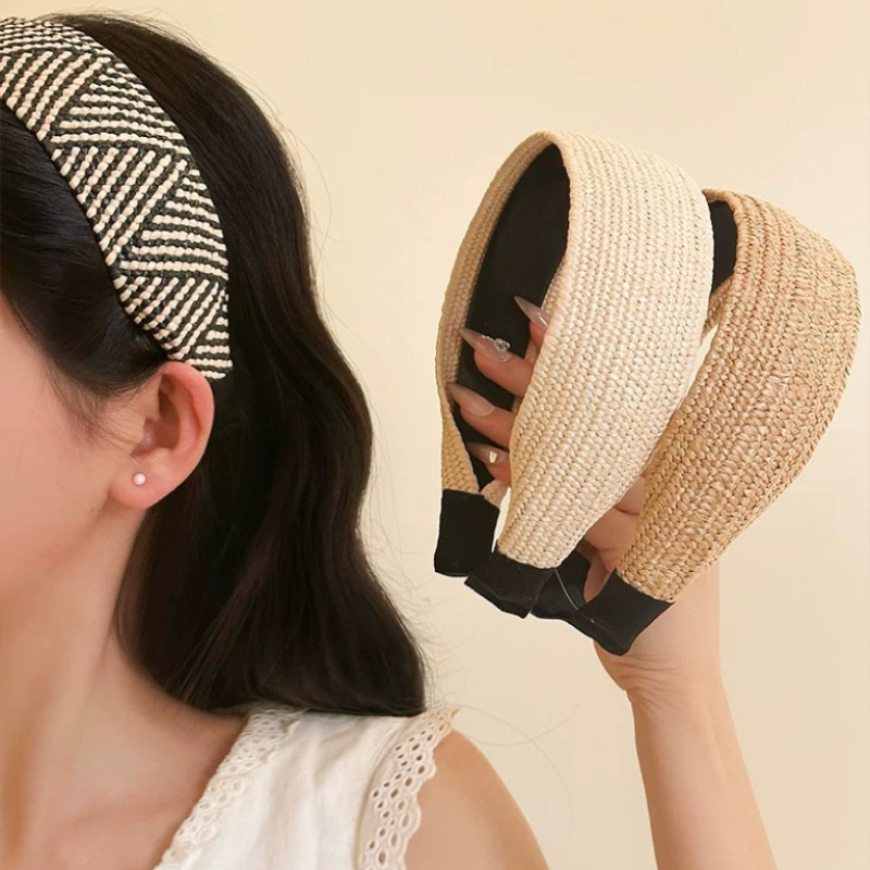 A retro Lafite straw striped wide-brimmed headband for women's seaside vacation style. It's a high-end hair accessory for daily wear Application Scenario