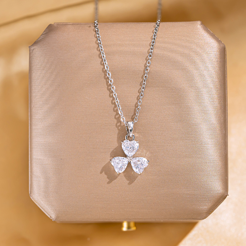 A Korean version of a niche design with three heart-shaped clover necklaces, simple and versatile for women, zircon pendant, and exquisite collarbone chain full figure