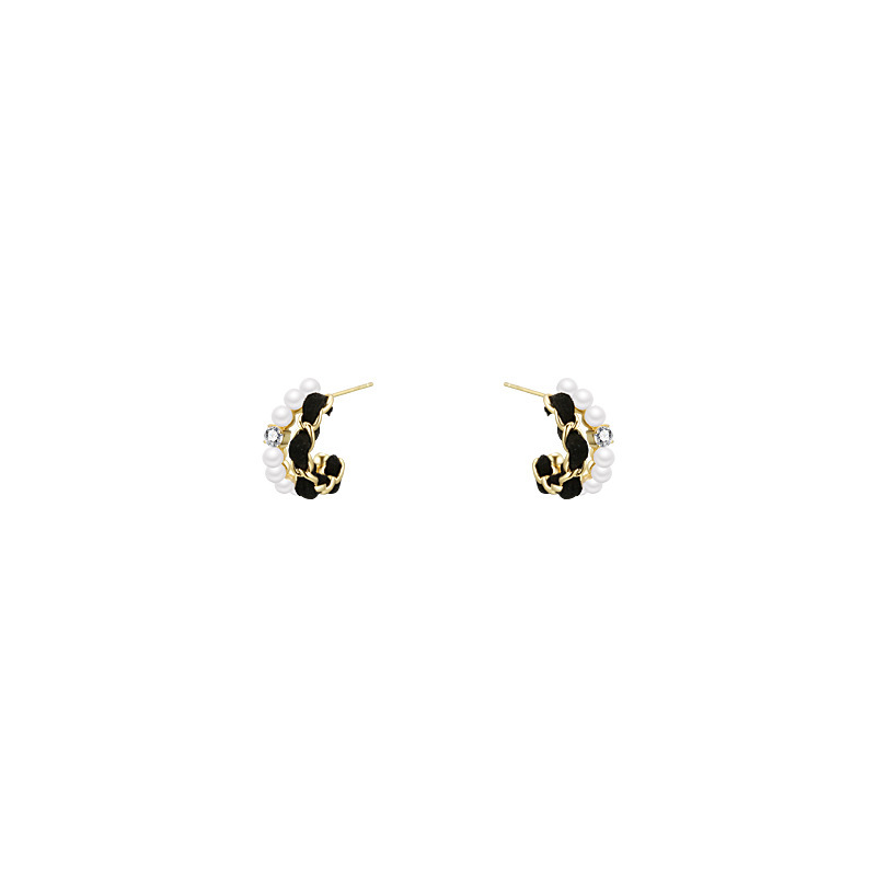Black velvet pearl ear ring earrings exude a sense of luxury and sophistication for women, with a unique and individualistic style. The stud earrings feature a niche design Item Picture