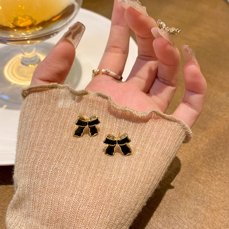 Black bow stud earrings, Instags-style, light luxury, versatile and high-end earrings, sweet and cool, small and popular earrings wholesale Specification drawing