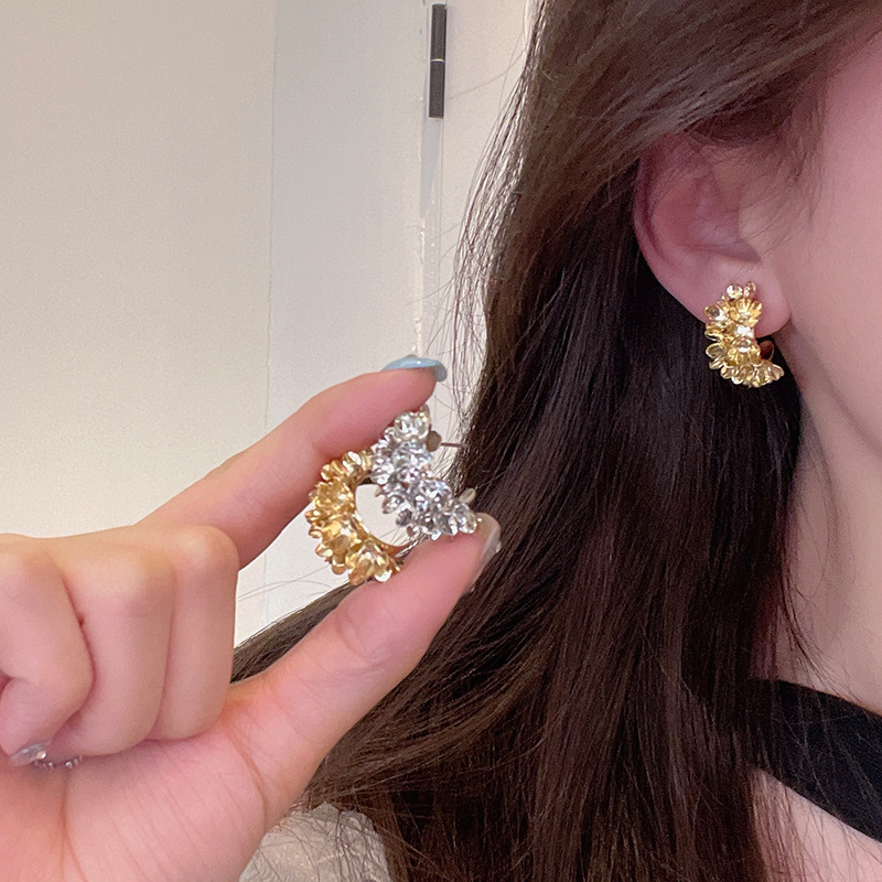 Best-selling retro metal C-ring flower earrings, with a high-end, light luxury and niche design, are fashionable and versatile trendy earrings details Picture