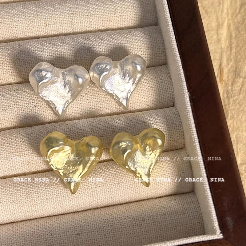 French light luxury high-end heart-shaped stud earrings for women 2025 New bestsellers, French-style elegant earrings, light luxury niche earrings full figure