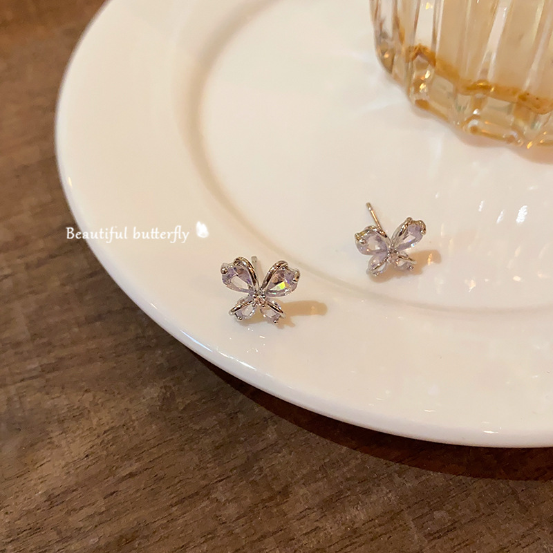 Exquisite diamond-encrusted butterfly stud earrings for women, a cold and fashionable style with a simple and elegant look. They are the best-selling and popular earrings for the summer of 2025 Specification drawing