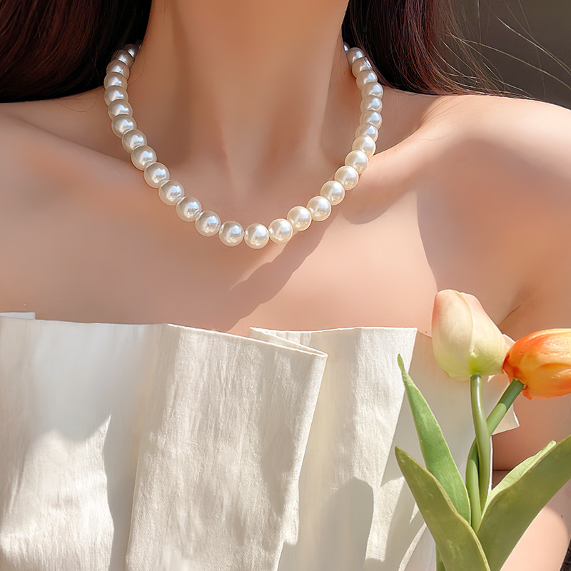 French retro pearl necklace, a light luxury, fashionable, niche and high-end look for women, the same style collarbone chain and neck accessory as Internet celebrities full figure