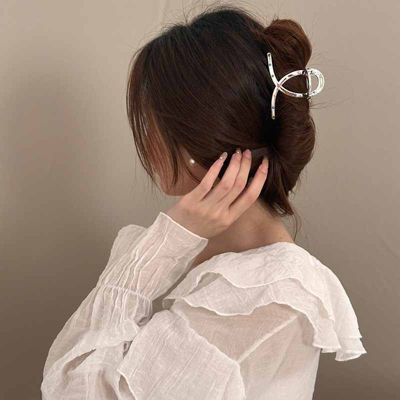 New silver imitation metal star hair clips for spring and summer, ins polka dot grab clips, high-end and exquisite hair clips and hair accessories Application Scenario