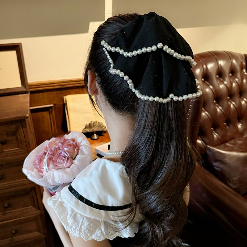 The starry sky beaded ponytail clip, a woman's high-end and elegant style, a semi-tied hair clip, a clip on the back of the head, and a headwear accessory Application Scenario