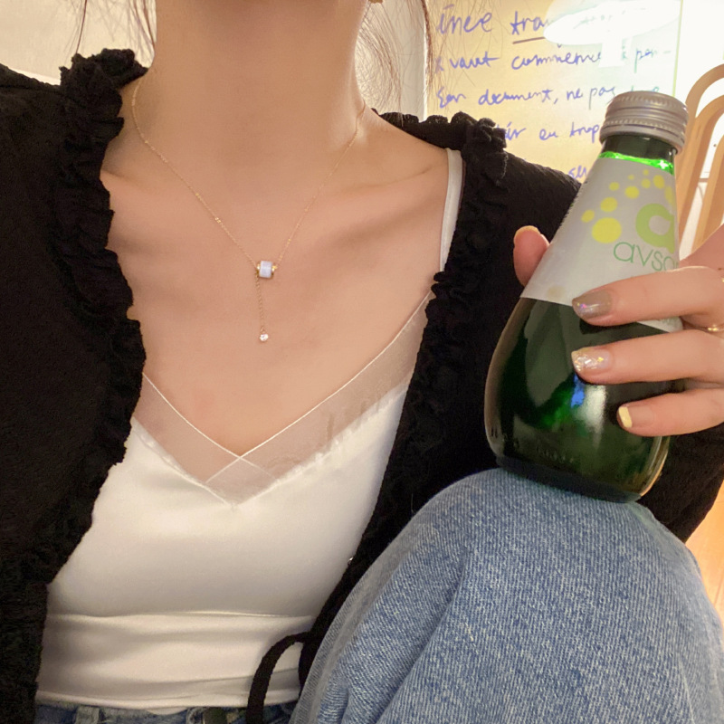 Korean-style "Little Waist" titanium steel necklace with a high-end female feel, cat's eye stone pendant, simple and niche design sense, light luxury collarbone chain Application Scenario