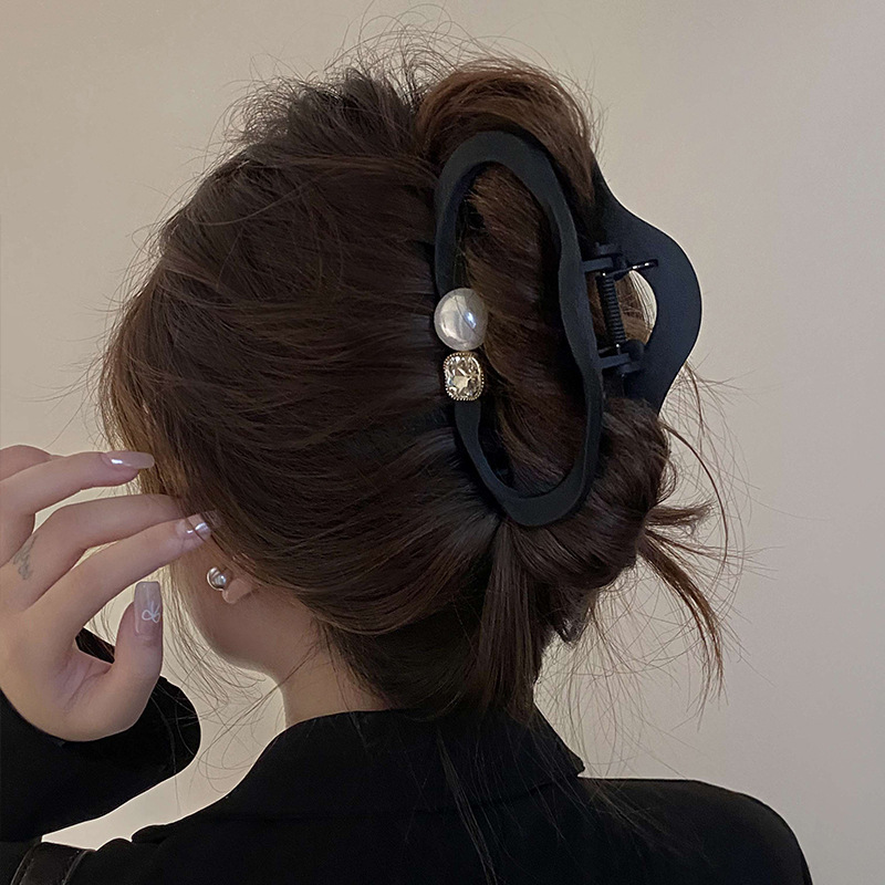 Cloud clip hair accessory, large hair volume, acrylic updo, shark clip, high-end pearl hair clip headwear Application Scenario