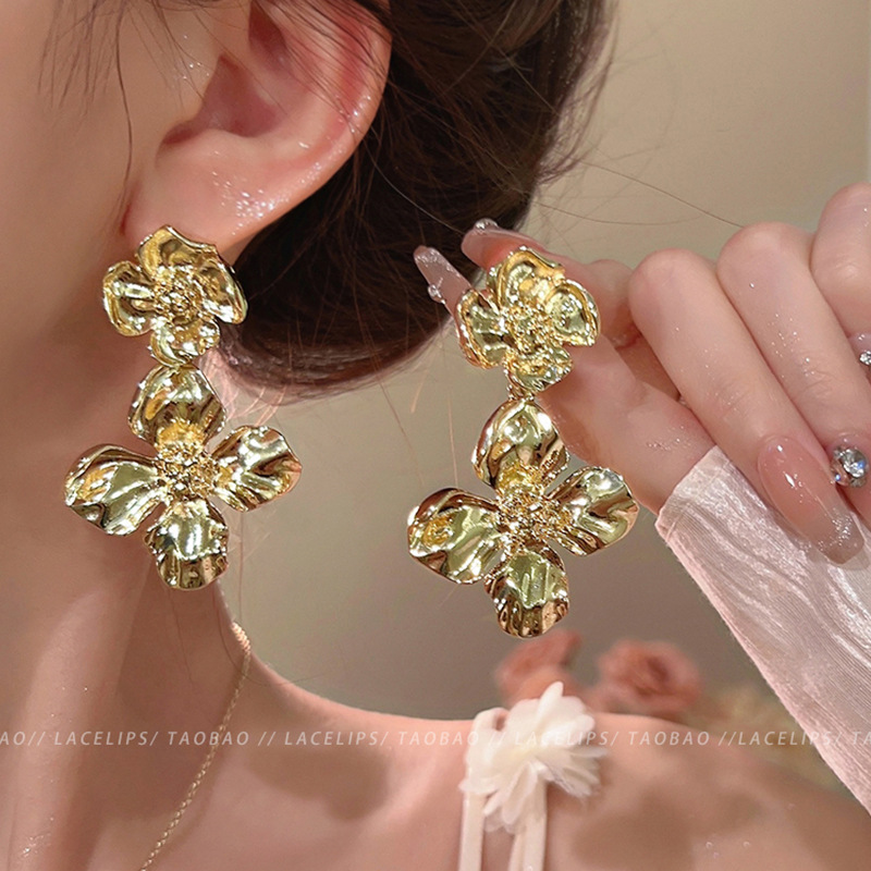 High-end golden exaggerated flower earrings, versatile and elegant European and American metal long stud earrings, best-selling internet-famous earrings full figure