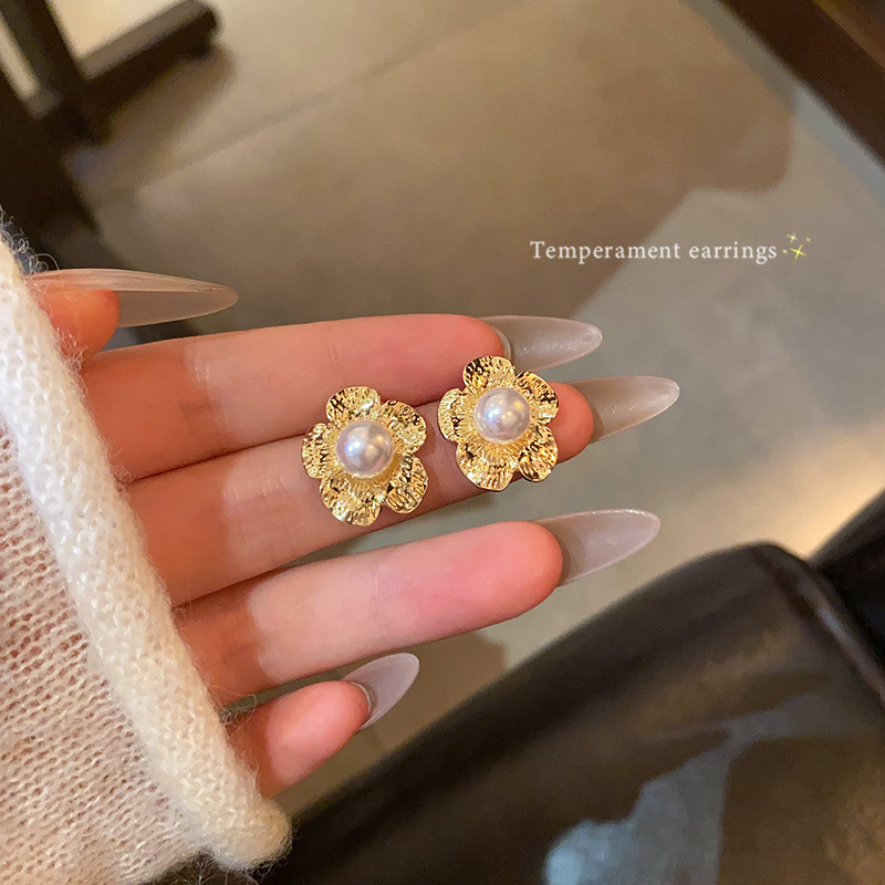 French retro golden flower earrings, women's fashionable and elegant, light luxury and high-end feel, pearl stud earrings, petal texture earrings full figure