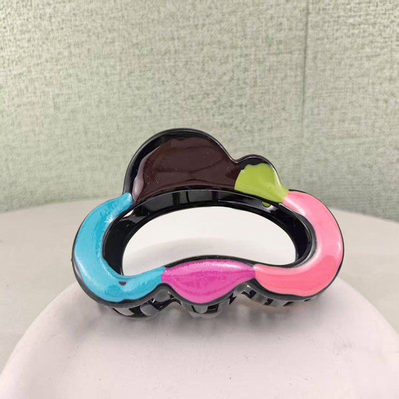 Sweet gradient butterfly clip, women's high-end updo, shark clip, large hair clip, summer hair volume, hair clip headwear Application Scenario