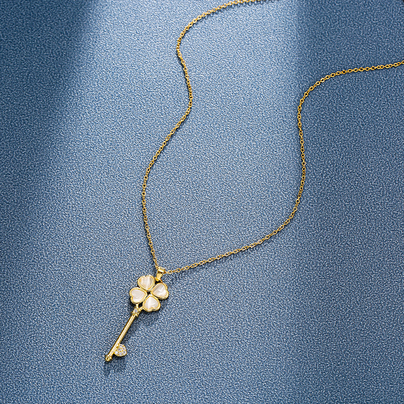 Titanium steel necklace with a high-end female feel, four heart-shaped cat's eye stones, four-leaf clover key pendant, a niche, light luxury and exquisite accessory Application Scenario