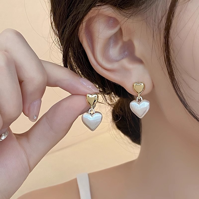 Double heart metal matte brushed stud earrings for women, a niche design with a high-end feel, a light luxury style, and golden earrings details Picture