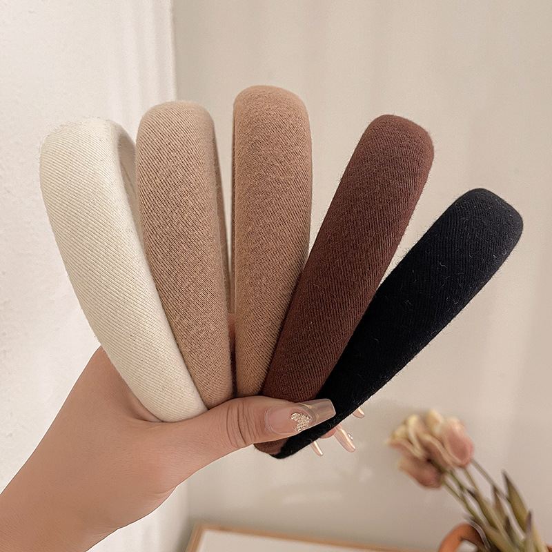 The Maillard hairband is a new high-end headwear for women, featuring a sponge hairpin in coffee color and a high top pressure on the head full figure