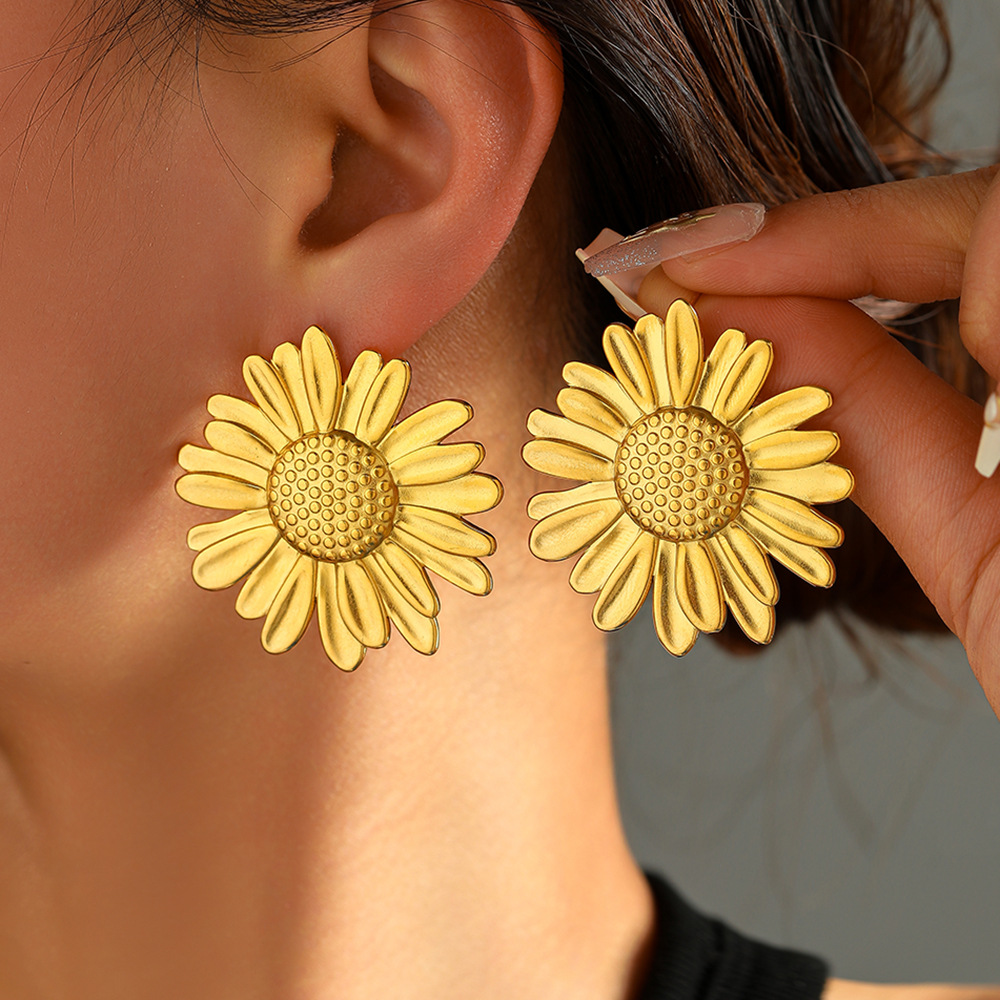 New best-selling, exaggerated, niche and light luxury golden sunflower stud earrings for women, non-fading gold-plated stainless steel earrings details Picture