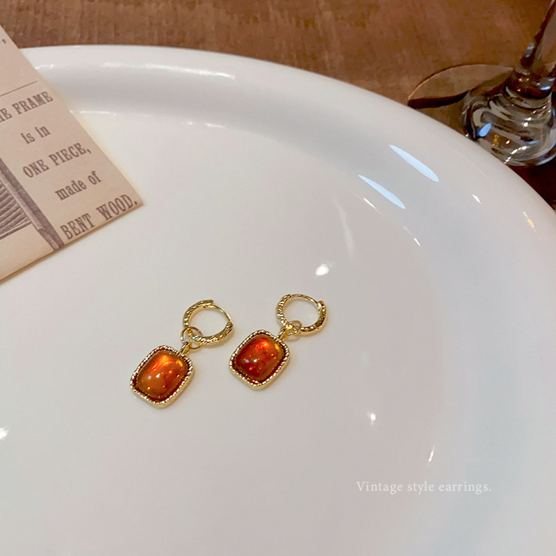 Maillard amber-colored square stud earrings for women's light luxury retro geometric earrings, versatile earrings for autumn and winter wholesale Specification drawing