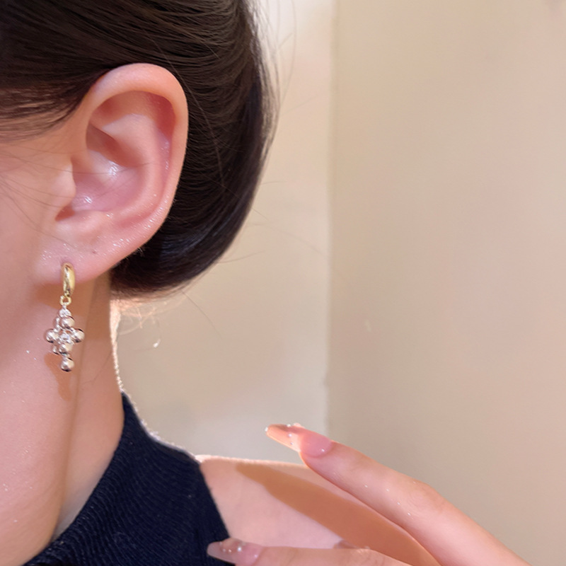 The cold and elegant gold and silver contrasting color grape string earrings exude a feminine charm and a high-end touch. The tassel stud earrings are a new type of earrings from 2025 Application Scenario