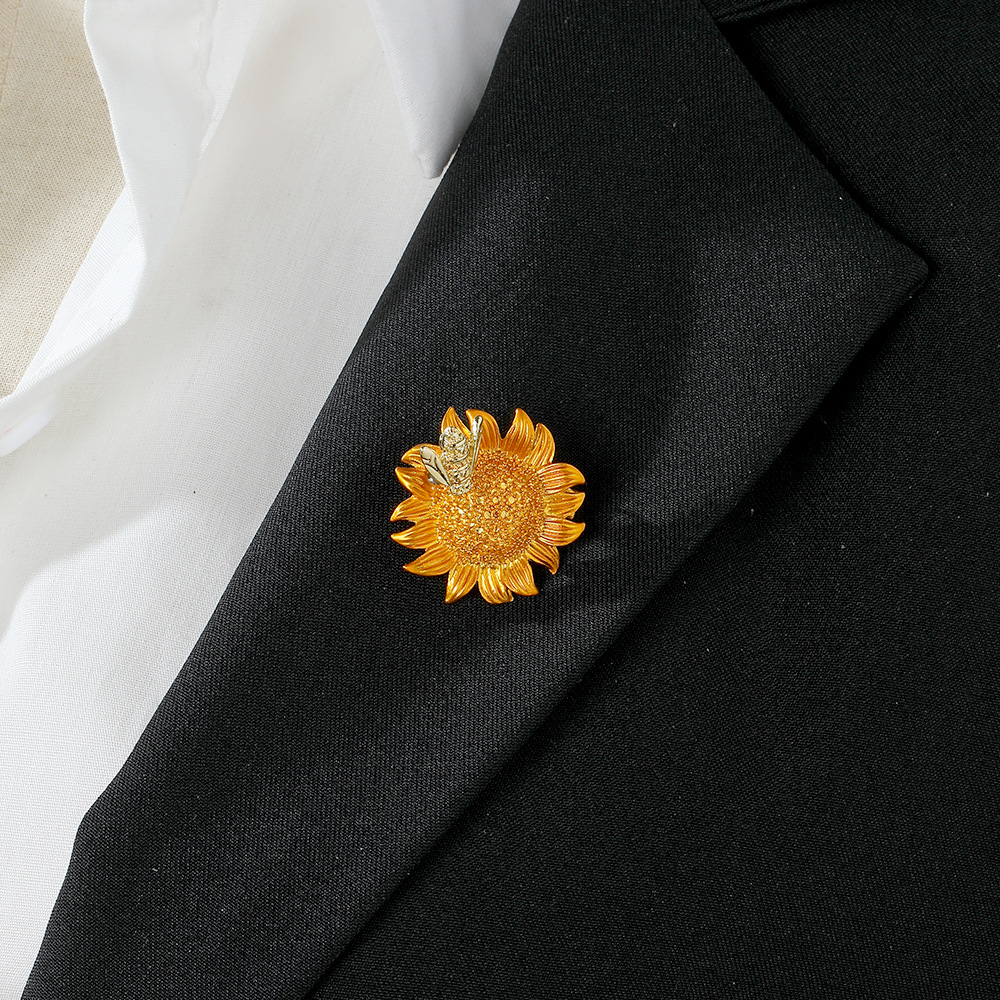 Japanese-style dynamic little bee sunflower suit brooch, light luxury country style, niche style brooch and corsage Application Scenario