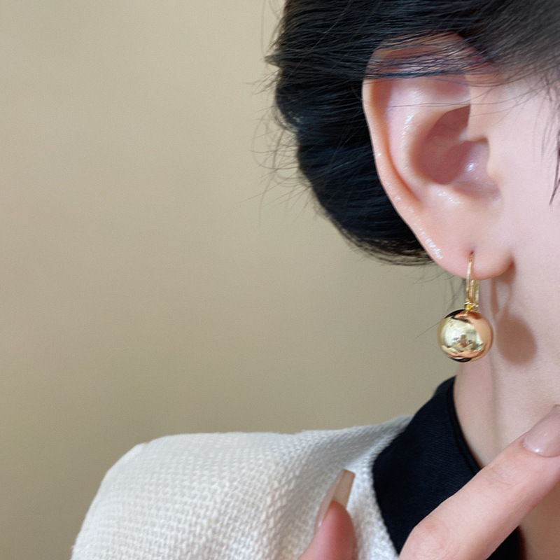 European and American metal round ear buckles, a niche design for women, with a fashionable and high-end feel, geometric earrings, and cold style earrings Application Scenario