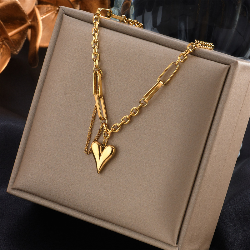European and American fashion, light luxury, niche and simple titanium steel collarbone chain, versatile irregular heart-shaped pendant necklace full figure