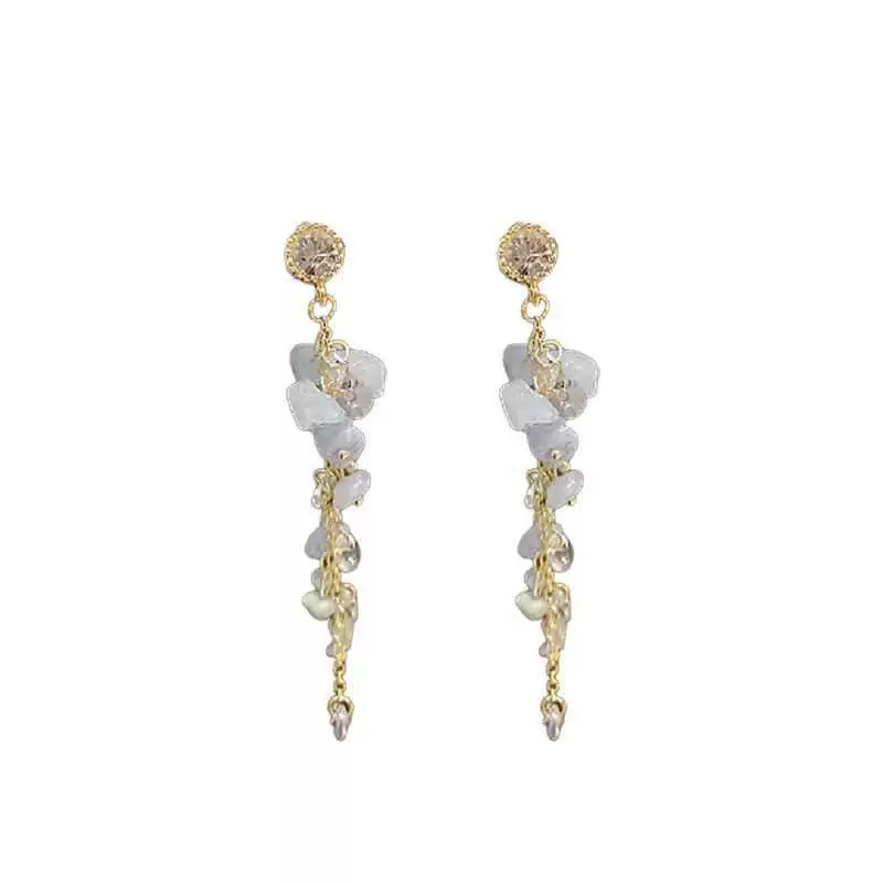 The ultra-ethereal blue crushed stone tassel earrings exude a cold and aloof feminine charm. This is a long, exquisite and high-end earpiece with a unique design Item Picture