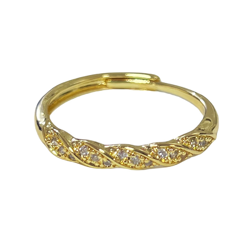 This simple geometric twist plain ring with a small open ring exudes a cold and elegant feminine charm. It is a niche, fashionable and versatile index finger ring trend Item Picture
