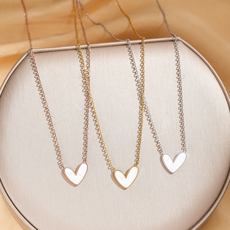 Titanium steel heart-shaped necklace, a trendy and niche design for women on Instagram, is a popular collarbone chain with an irregular heart-shaped pendant and accessory full figure