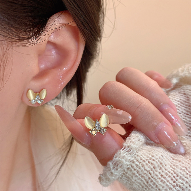 Diamond-encrusted cat's eye stone butterfly stud earrings for women, 2025 new style, light luxury, high-end and elegant style earrings, individual and small earrings details Picture