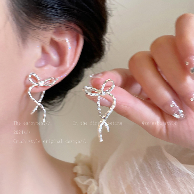Ribbon bow stud earrings exude a unique, luxurious and sophisticated feminine charm. They are sweet and versatile. Tassel earrings are popular online accessories details Picture
