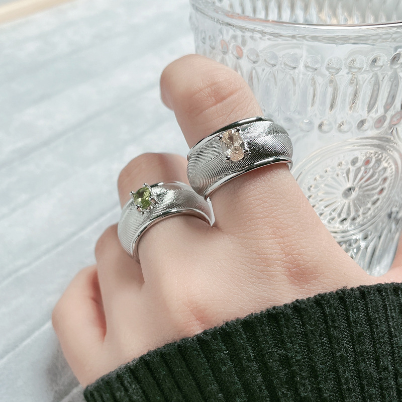 Retro brushed wide ring for women, adjustable olive green zircon set, gender-neutral, fashionable and light luxury ring Specification drawing
