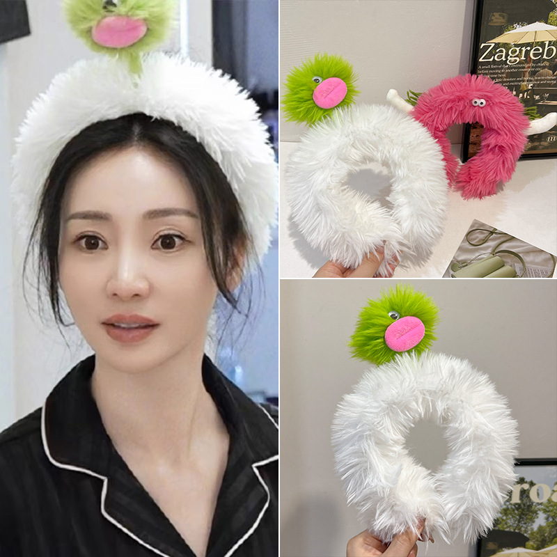 My daughter, Liu Yan, has the same cute and cartoonish little monster plush headband. It's a hair tie for washing the face and applying facial masks details Picture