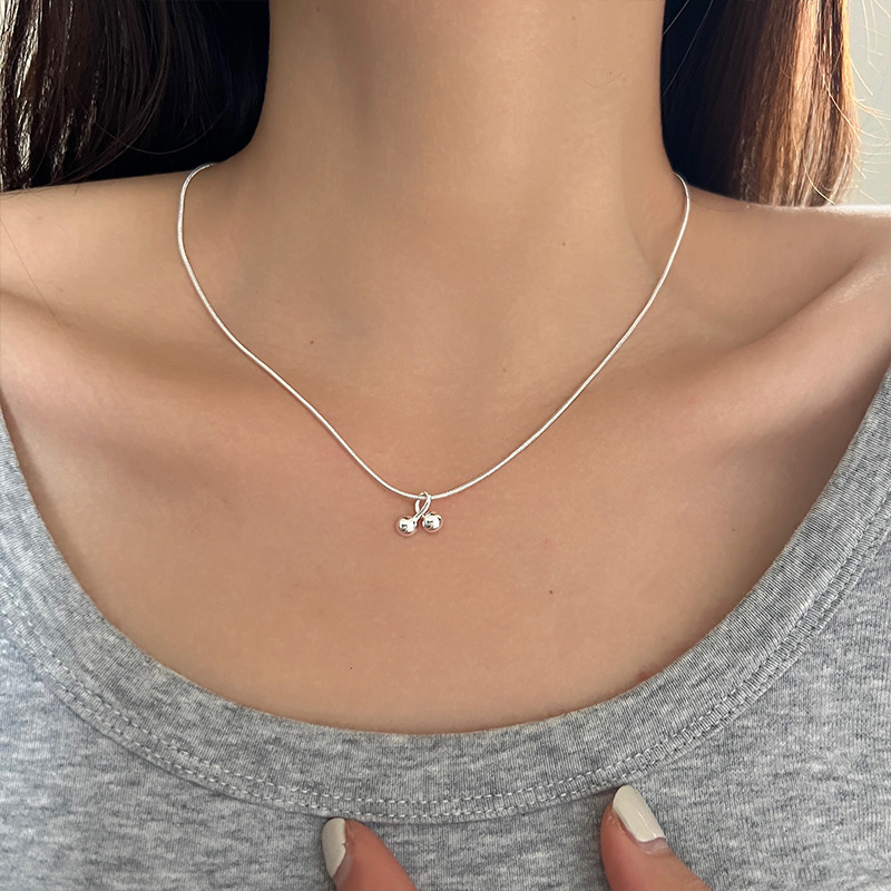 Korean version niche hollowed-out heart-shaped collarbone necklace, fashionable and elegant for women, simple and sweet with a girlish heart, versatile necklaces Specification drawing