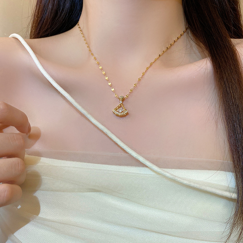 A high-end design fan-shaped pendant necklace with a Japanese and Korean style, a new trendy and versatile collarbone chain for women in 2023 Application Scenario