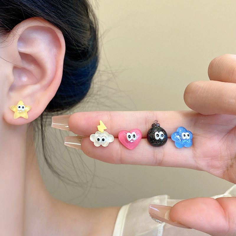Colorful, quirky and cute star stud earrings for girls on Instagram, exquisite, small and versatile, student stud earrings, elegant and internet-famous earrings Application Scenario