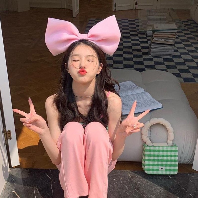 The oversized bow headband exudes a high-end, stylish and fashionable vibe. The high hairpin on the top of the head is versatile for going out and a cute birthday headband details Picture