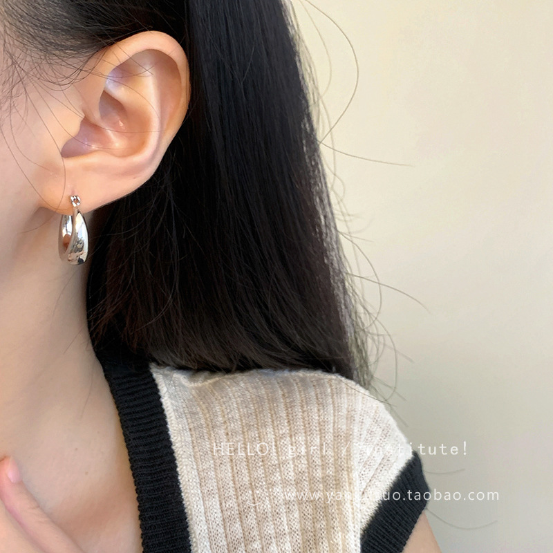 Cold and simple plain ring earrings for women, French niche design, elegant and high-end metal earrings wholesale Application Scenario