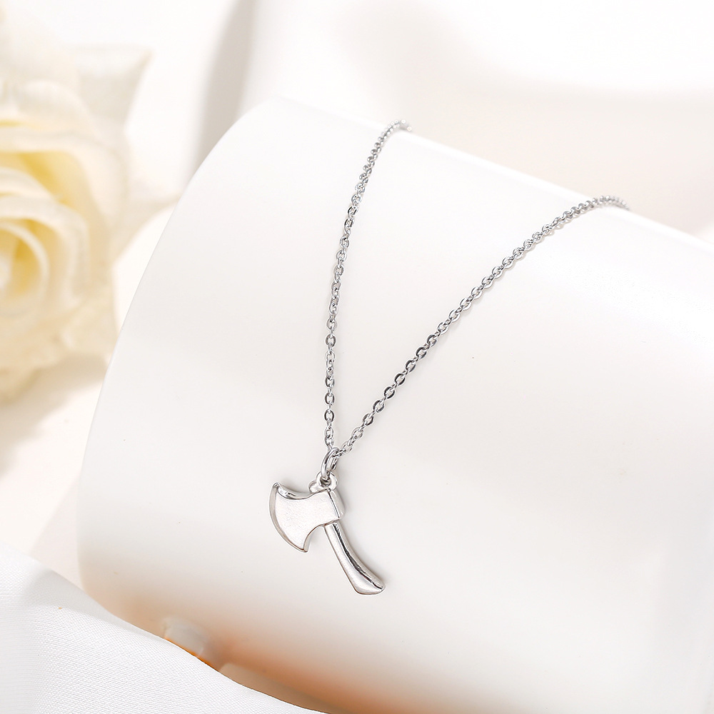 Ins-style personalized heart-shaped bear titanium steel necklace for women, non-fading silver collarbone chain, niche and simple necklace accessory Application Scenario