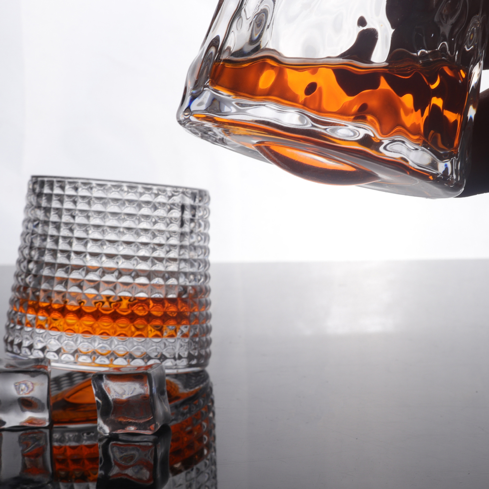 Ins-style Japanese-style rotating whisky glass, thick glass cup, bar, KTV home foreign wine glass Application Scenario