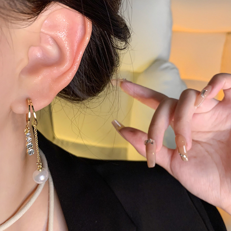 High-end and elegant pearl stud earrings for women, unique and exquisite, versatile zircon tassel earrings, personalized and popular online celebrity earrings Application Scenario