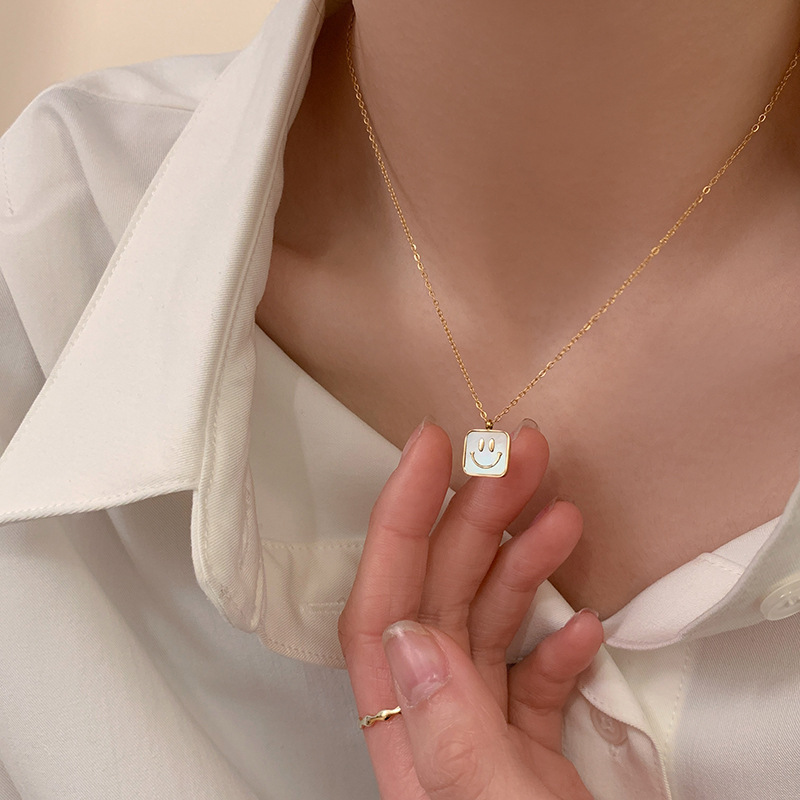 The light luxury and niche design sense shell smiling face necklace is a fashionable and simple titanium steel collarbone chain for women. It is a trendy and personalized accessory full figure
