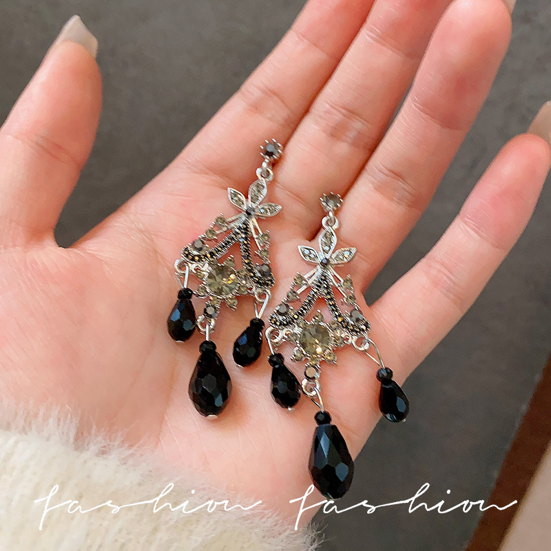 Black crystal tassel earrings and pendants, retro court style, unique and exquisite, light luxury, high-end and elegant, dark earrings full figure