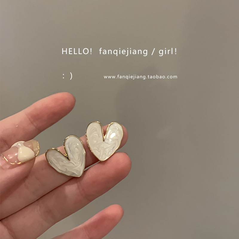 French retro heart-shaped earrings, a niche high-end design for women, fashionable and versatile light luxury earrings, 925 silver needle wholesale Specification drawing