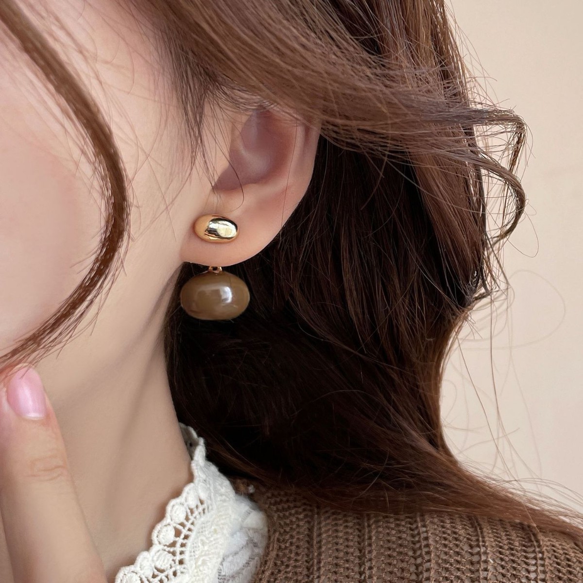 A simple Korean-style Maillard oil-dripping oval bean-shaped stud earring for women, a two-wear, niche design for autumn and winter Application Scenario