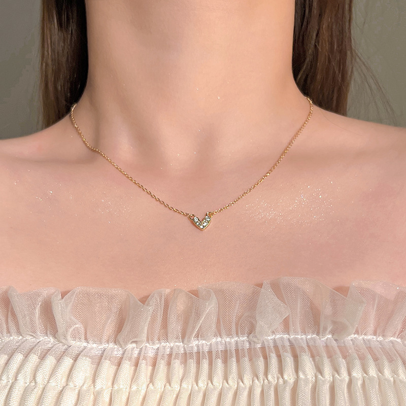 Sparkling diamond heart-shaped collarbone chain, Korean style, simple and niche zircon heart irregular versatile necklace for women full figure
