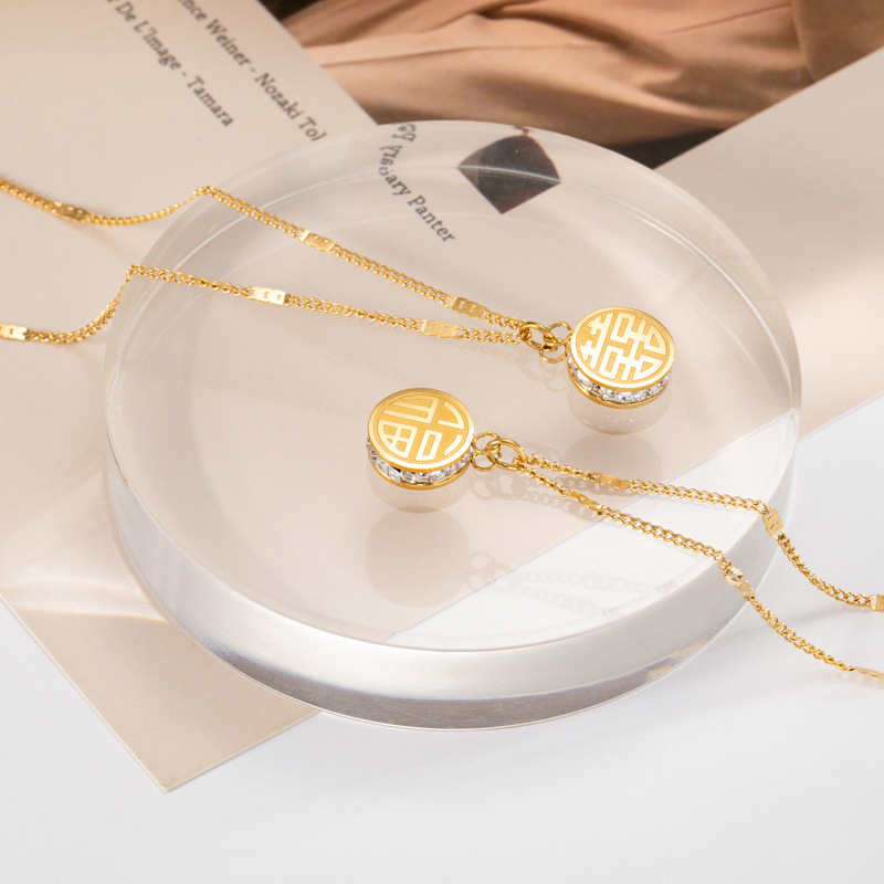 Fusi's double-sided three-dimensional pendant is a popular and trendy titanium steel necklace for women, featuring a full circle of diamonds and a high-end collarbone necklace accessory full figure