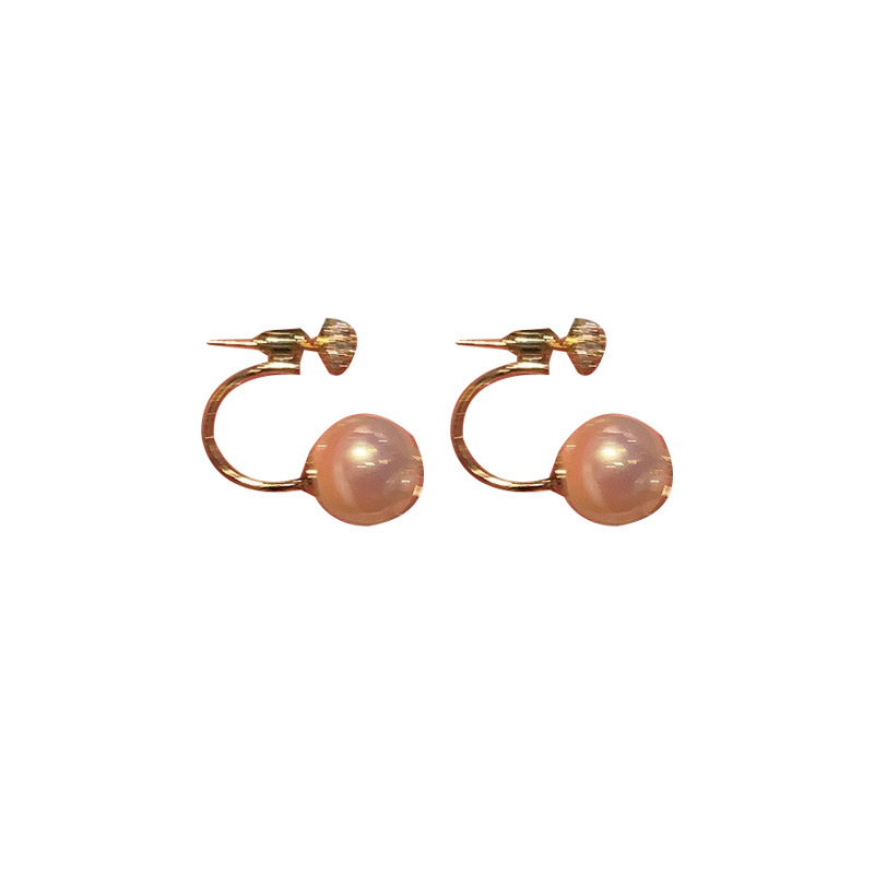 A pair of dazzling pearl earrings for women with a light luxury and niche design, exuding a sense of sophistication and elegance. Pearl stud earrings for commuting Item Picture