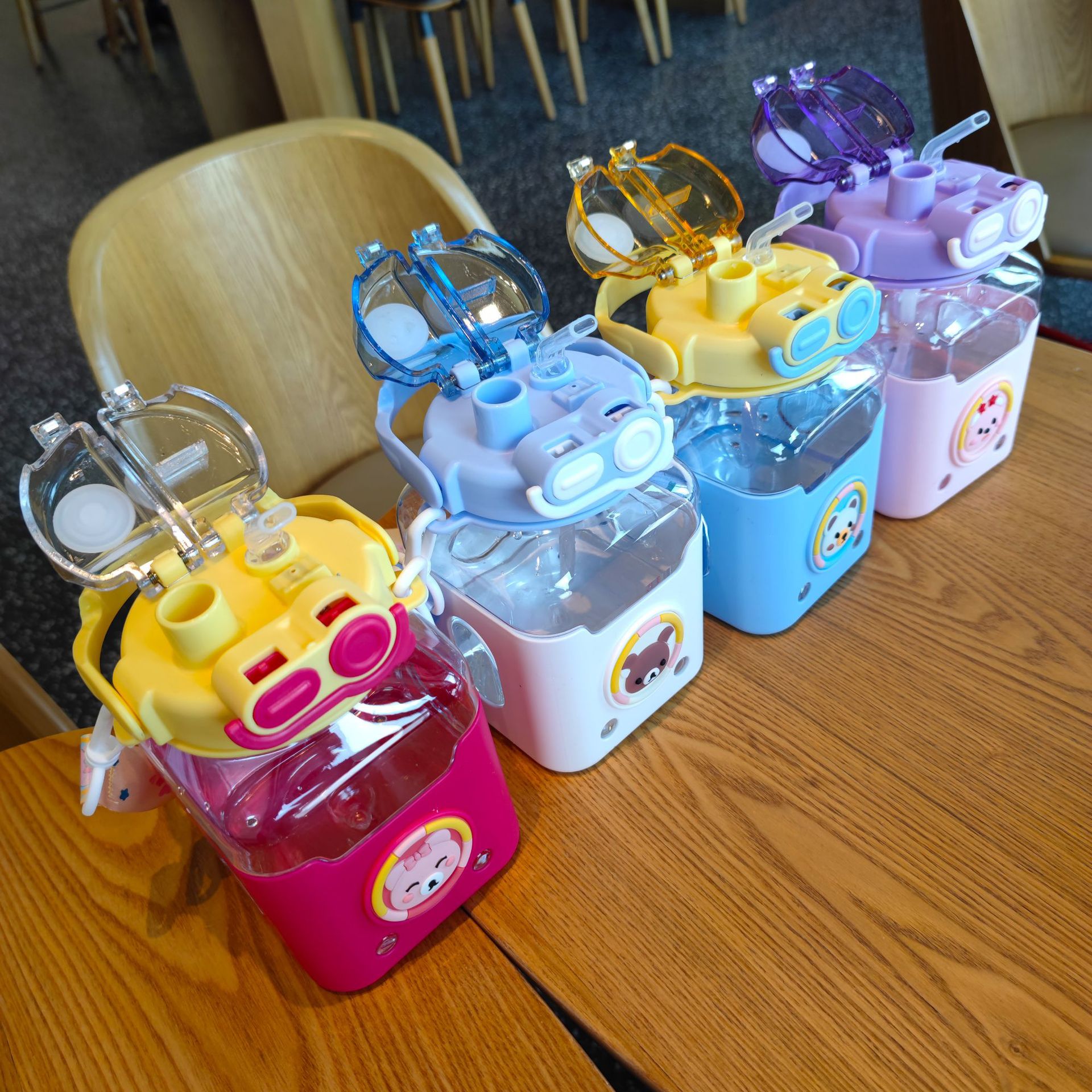 Large-capacity wholesale, cute cartoon children's new square straw cup, portable strap, high appearance level student water bottle Specification drawing