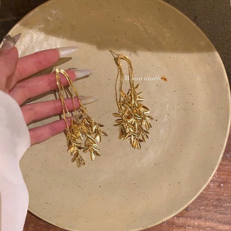 The light luxury long wheat ear tassel earrings exude a sense of sophistication for women. The golden long earrings are a unique and fashionable accessory that exudes the charm of Internet celebrities Application Scenario