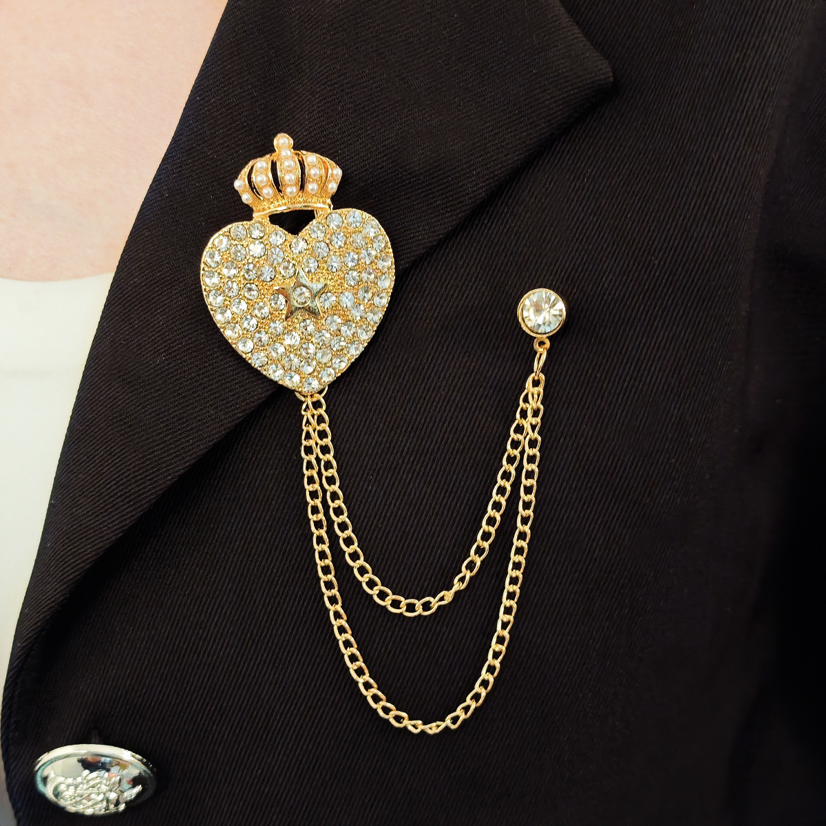 European court retro alloy brooch, light luxury tassel brooch, collar pin accessory, fashionable crown with diamonds, simple and versatile details Picture